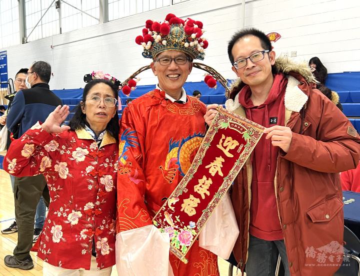 陳裕逢這天扮財神，為聯歡會開幕後，再到文化廣場展示年節習俗