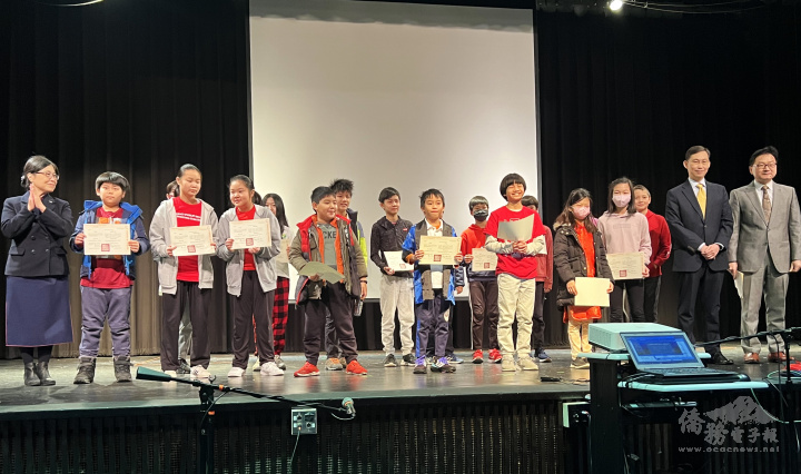 波士頓慈濟人文學校校長彭淑敏(左一)請波士頓經文處處長孫儉元、僑教中心主任潘昭榮，頒發獎狀給通過兒童華語文測驗的學生們