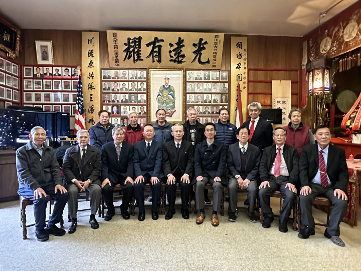 貴賓與陳潁川總堂幹部合影