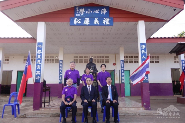 歐陽彥恆參訪淨心小學，與校長主任教師合影