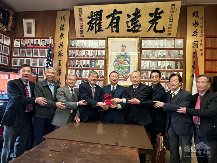 由賴銘琪（右4）、蘇上傑（右3）交接印信