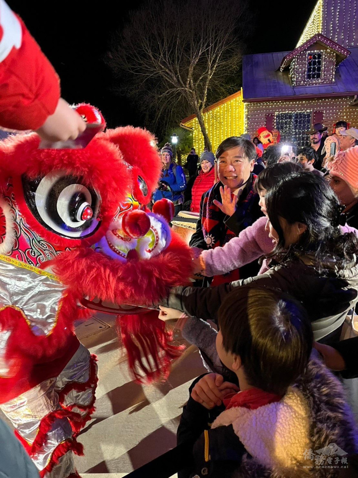中華文化學校舞獅獻瑞討吉祥紅包