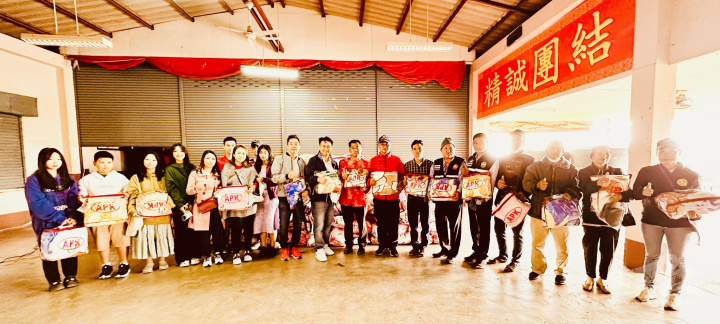 茶會期間，僑商趙德雄、段安海向美斯樂偏鄉捐村民捐助禦寒被子由尚泰明接領