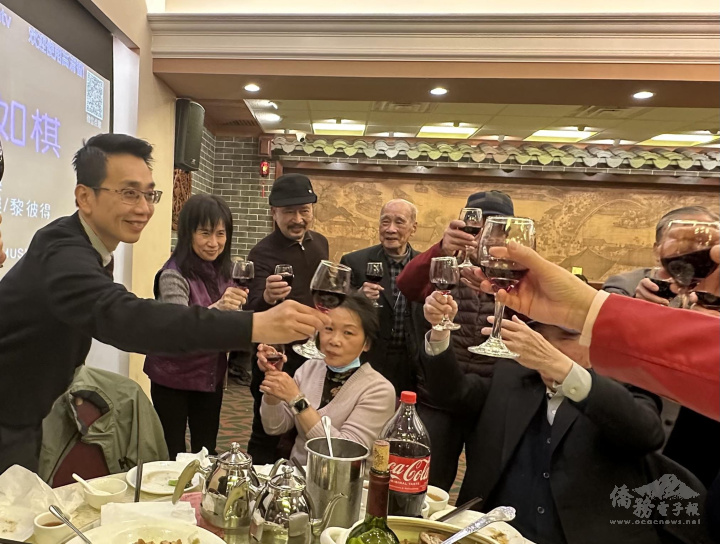 美國至德三德總公所開春宴敬酒(由左至右蘇上傑、蕭美蕙、翁秉鏗、吳志仁)