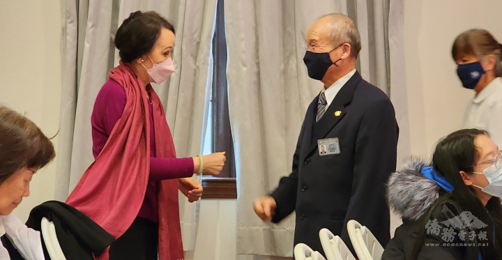 慈誠游勝雄和應邀出席的中華表演藝術基金會會長打招呼