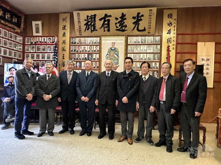 眾人於「光遠有耀」牌匾前合影