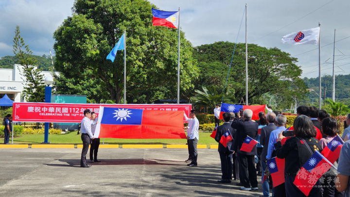 全體人員高聲齊唱國歌