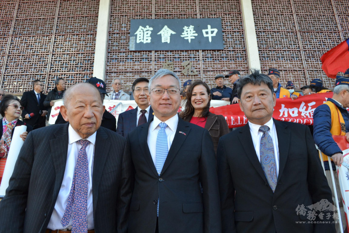 中華會館主席陳榮良醫師（左）辦事處副處長朱永昌（中）、僑務委員陳俊明醫師（右）