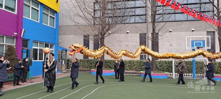 永登浦華僑協會舉辦兔年新春團拜，出席代表們進行舞龍民俗表演