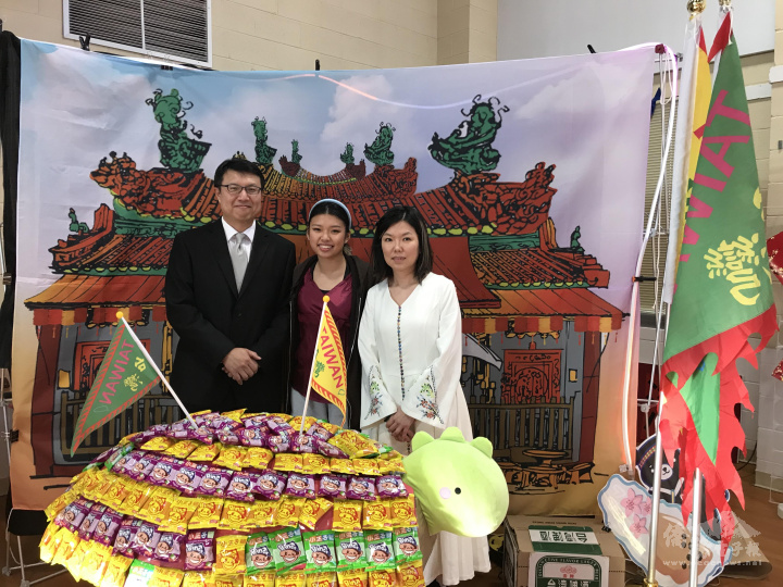 李欣怡老師(右)布置的臺味場景及創意Q版紅龜