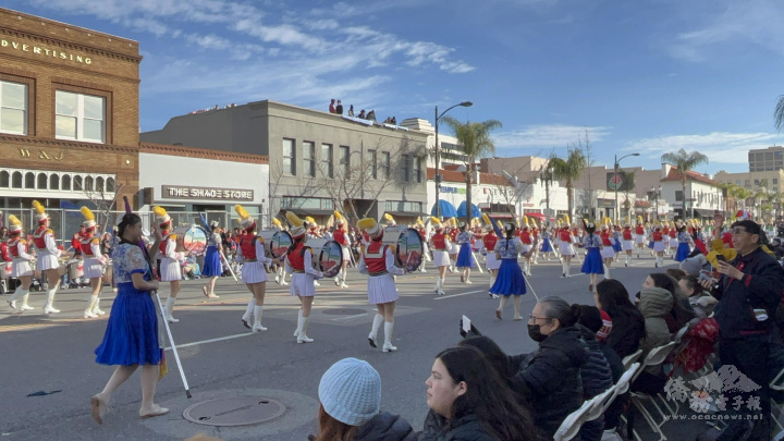 大批民眾熱烈歡迎