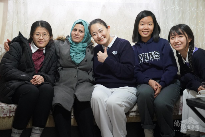 慈濟志工周如意帶領鄭榆蒨、王譽蓁、周佳真三位臺灣留學生，拜訪受到幫助的婦人