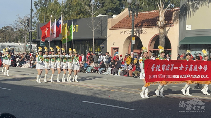 美國巴沙迪那市玫瑰花車遊行，北一女中樂儀旗隊亮眼登場