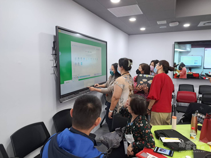 該團參訪智能教育產業ViewSonic，現場體驗如何操作myViewBoard的互動式功能