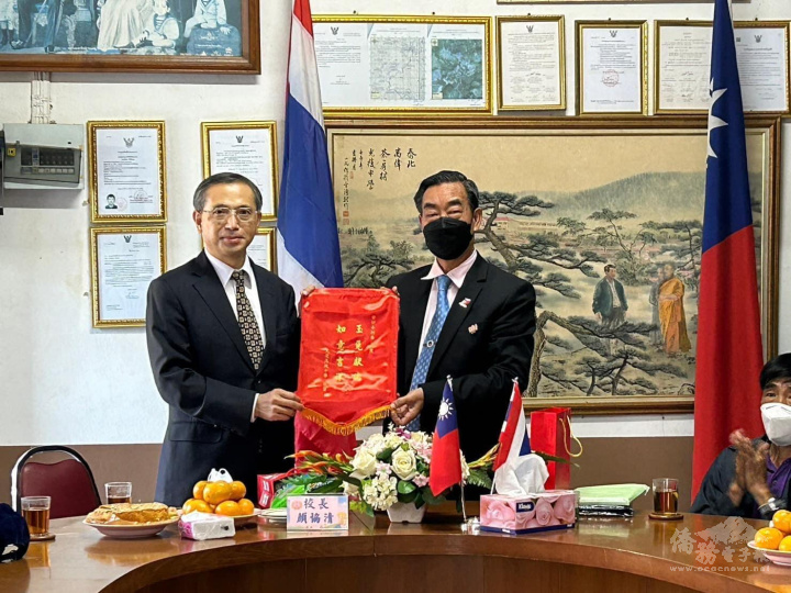 組長歐陽彥恆向顏協清校長致贈紀念品