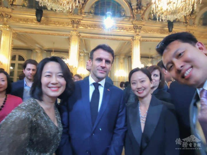 法國總統馬克宏（左2）與臺僑青年合影(薛雅俶提供)