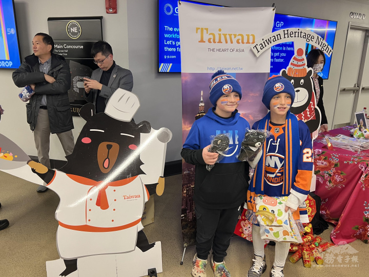 「紐約島人隊」小球迷至觀光局攤位前與臺灣黑熊背板拍照留念