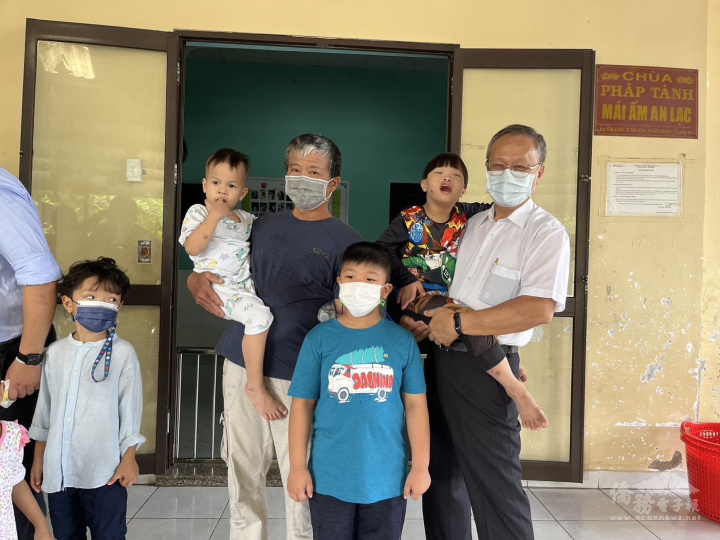 江春仁年初帶領著學校主任及家長代表們至隆安省孤兒院