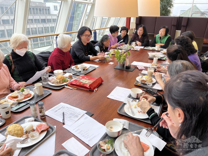 柏林德華婦女會主辦中醫養生保健講座，與會成員聚精會神的聆聽