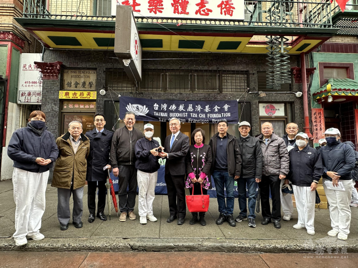 蘇上傑(左3)朱永昌(左6)與慈濟團隊及僑領合影