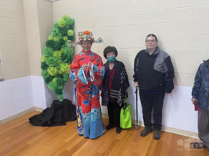 鄉親和財神爺合影討個好彩頭