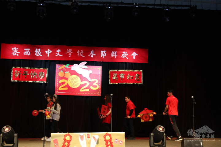 七年級老師游文月指導學生演出舞台劇大年初三老鼠嫁女兒
