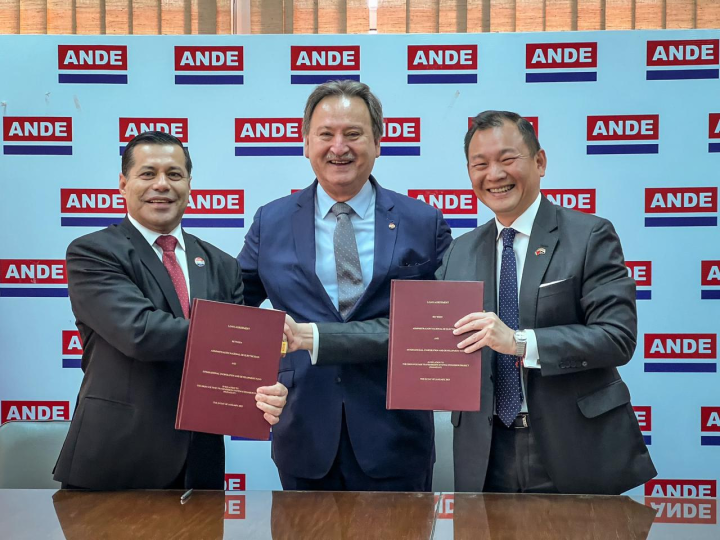 巴拉圭外交部政務次長席維羅(Raúl Silvero)見證巴國電力公司(ANDE)董事長Félix Sosa與駐巴拉圭韓志正大使正式簽署合約
