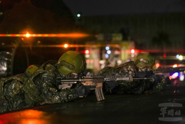 官兵駕駛CM33裝步戰鬥車抵達目標區後，隨即下車狀況處置。