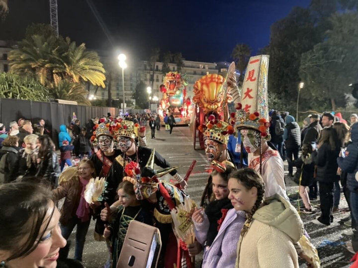 八家將是台灣珍貴傳統文化，高雄地嶽殿吉勝堂演出獲嘉年華參與者高度矚目。儘管外型威嚴霸氣，仍吸引現場許多孩童喜愛，爭相合照。（台南應用科技大學提供）