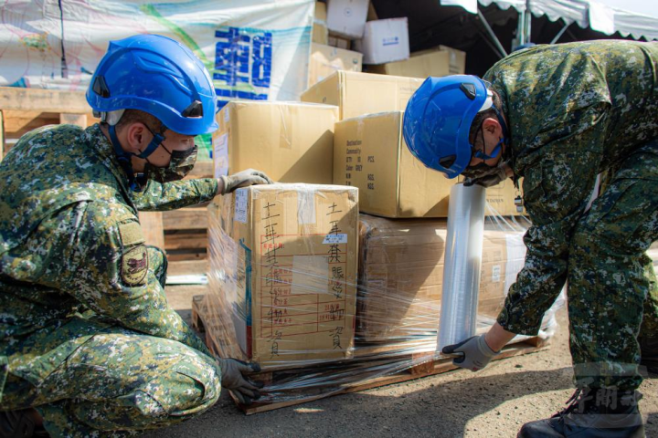 官兵打包物資