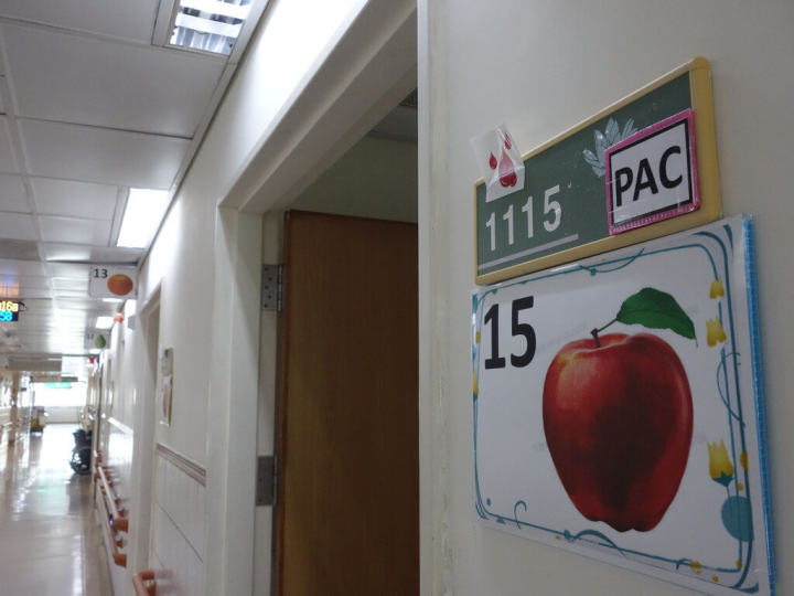 嘉義大林慈濟醫院高齡病房護理師集思廣益，近日將蔬菜水果圖樣與病房號碼結合，讓長輩們輕鬆記住自己病房位置，友善就醫環境。（大林慈濟醫院提供）