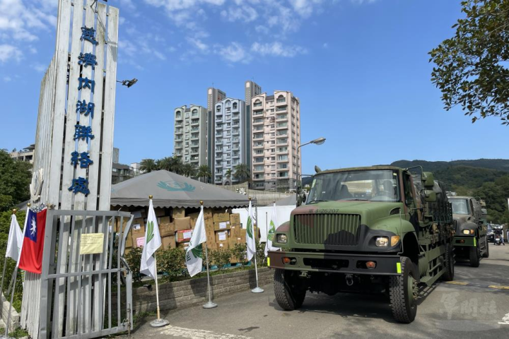 國軍協助慈濟將賑災物資送往機場