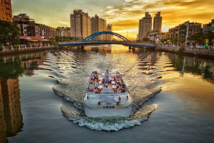 台南市政府打造運河觀光環境，搭配僅在特殊退潮時段才能鑽過橋梁、體驗全航段環港遊程的運河觀光遊船，盼讓遊客感受水上視角新體驗。（台南市政府提供）