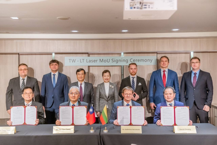 Open new window for Group photo of laser MOU signing ceremony