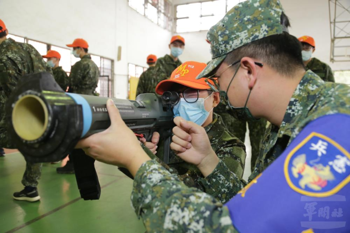 學員實施紅隼火箭彈模擬射擊體驗。