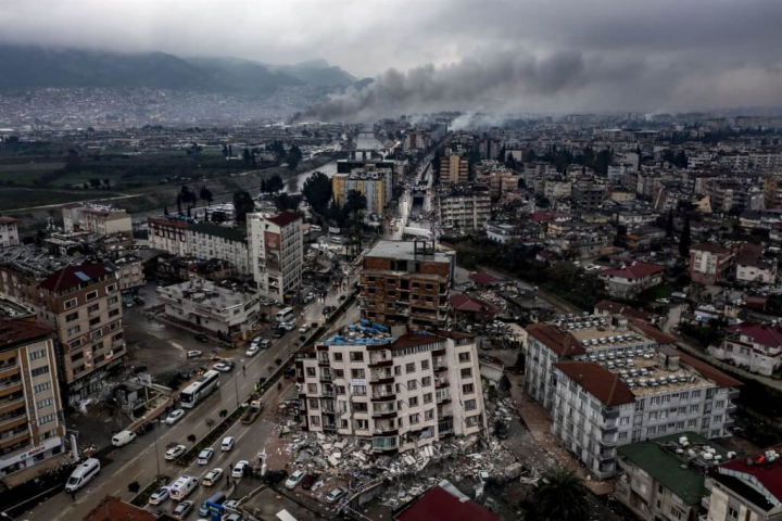 土耳其南部與敘利亞接壤的地區6日清晨發生強震，哈泰省建築物在強震後倒塌。（安納杜魯新聞社）