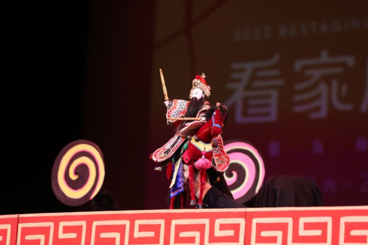 臺北木偶劇團演出呈現北管布袋戲《秦瓊倒銅旗》主角秦瓊騎馬破陣片段