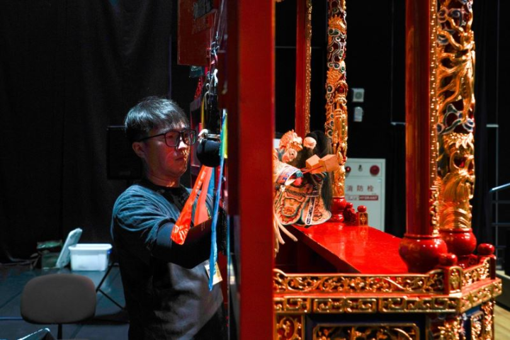 圖為結業藝生陳韋佑帶領【彰藝園掌中劇團】演出布袋戲傳統劇目《南陽關》。