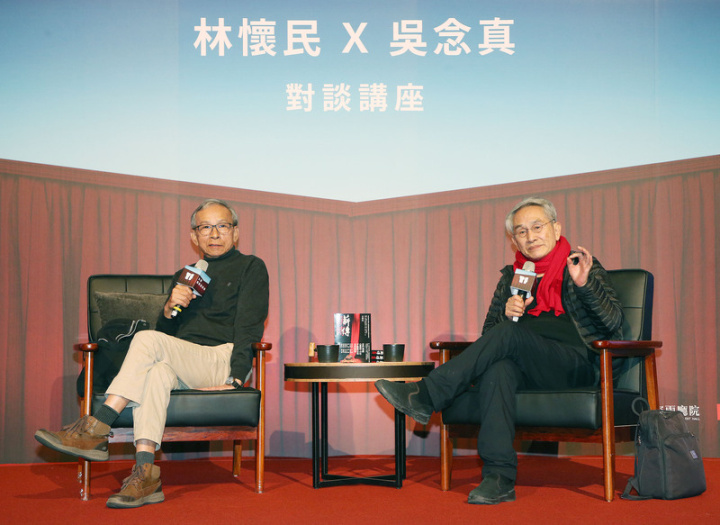 雲門舞集創辦人林懷民（右）4日晚間在台北國家戲劇院與作家吳念真（左）展開一場藝術對談，兩人都認同藝術金字塔的觀眾，無論頂端或底盤都重要。