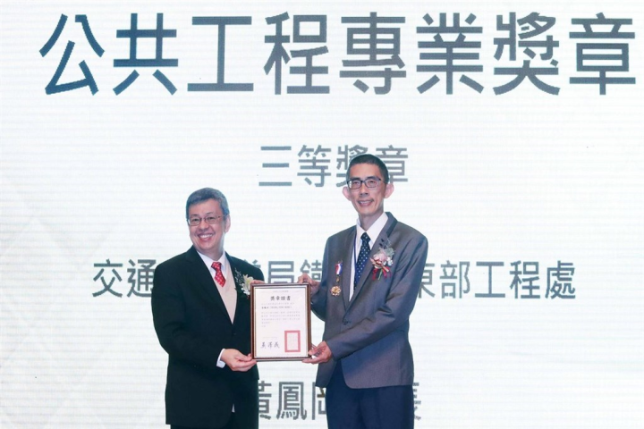 Director of the Railway Bureau's east region engineering office Huang Feng-kang (right). CNA file photo for illustrative purpose only