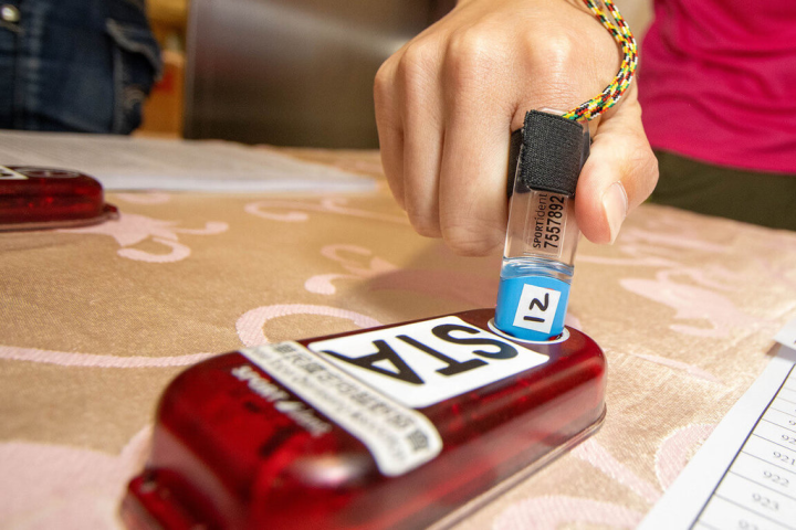 新北市觀旅局指出，定向越野是將在雙北舉辦的2025世界壯年運動會正式競賽項目之一，市府將自5月起至9月，每月舉辦競賽組與體驗組活動，參與者需戴著指卡，參照定向地圖到各打卡點完成感應。（新北市觀光旅遊局提供）