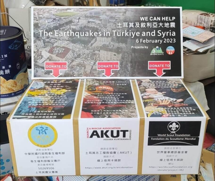 高雄市茄萣國中師生設計製作為土耳其、敘利亞地震賑災的捐款箱，在校內進行募捐，送暖到土耳其。（高雄市教育局提供）