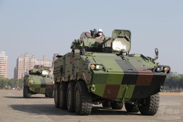 陸軍官校安排學子搭乘雲豹甲車體驗。