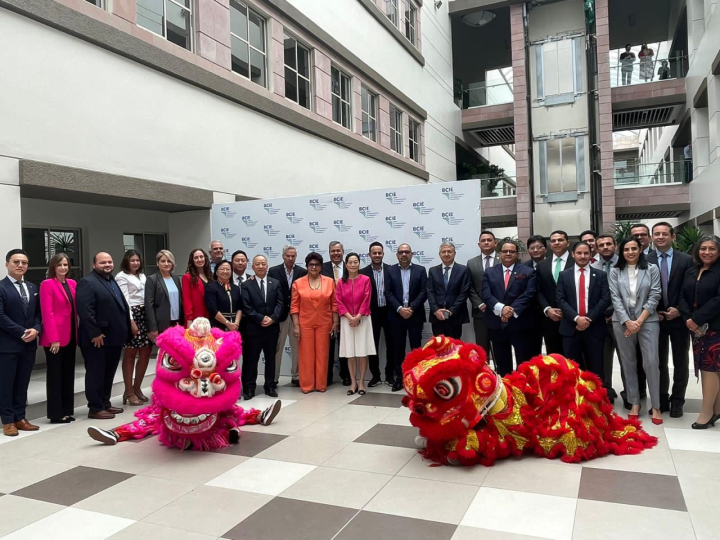 駐宏都拉斯張大使俊菲偕本館同仁出席中美洲經濟整合銀行隆重舉行兔年新春餐會，與舞獅合影留念。