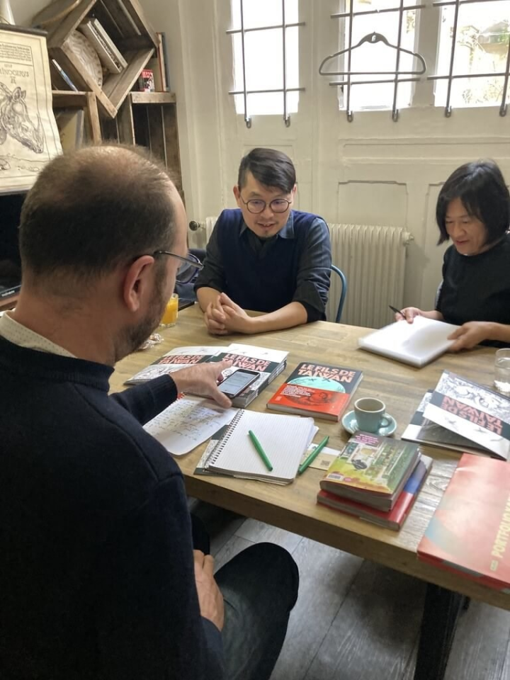 Zhou Jian-xin (left) speaks with a French reporter about his graphic novel "Son of Formosa," at the Angoulême International Comics Festival. Photo courtesy of Kana