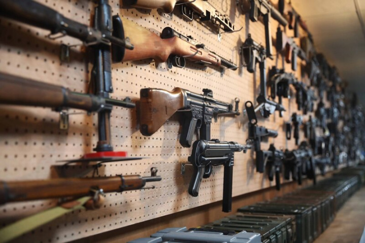 位於新北五股、由民間業者成立的全民國防射擊教育中心，以仿真玩具槍讓民眾了解槍械原理。