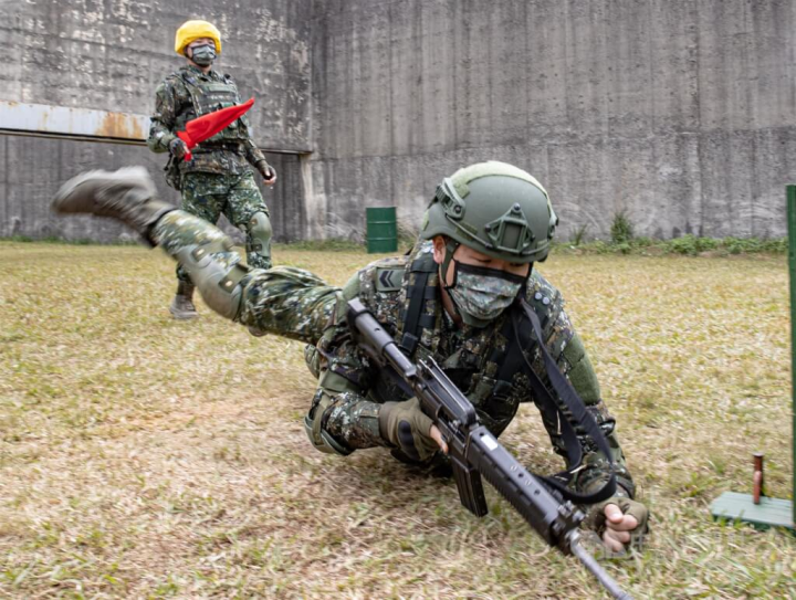 因應作戰型態改變，步兵訓練指揮部參據近期國際軍事衝突及防衛作戰需求，針對現行訓練方式進行研改。圖為官兵在訓練中從奔跑進入臥姿射擊，逐次強化射擊節奏與穩定性。