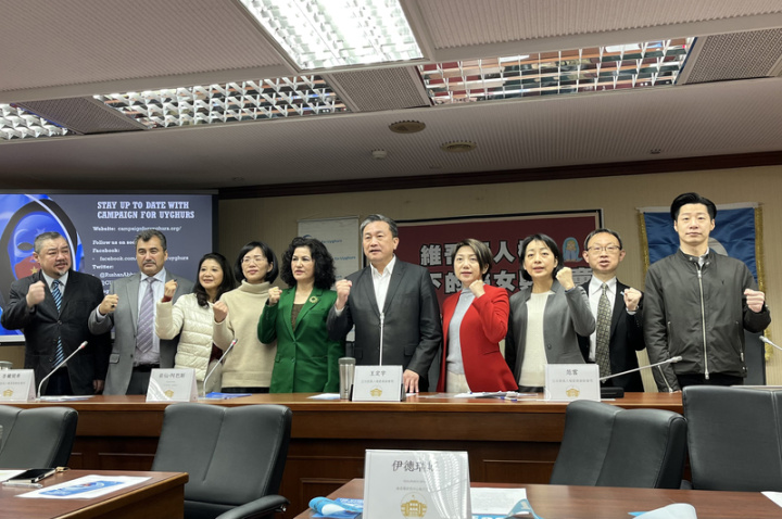 立法院人權委員會、台灣國會維吾爾連線等單位於21日在立法院舉行記者會，茹仙（Rushan Abbas）（左5，著綠衣者）於會上指出，維吾爾人面臨前所未有的人權迫害，尤其是維吾爾女性被迫與漢族通婚、強制墮胎等，世界必須一齊加以譴責和反抗中共。
