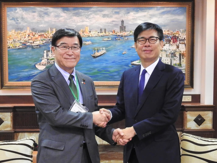 高雄市長陳其邁（右）15日與日本富山縣冰見市長林正之（左）會面，盼促進雙方觀光及教育合作機會。（高雄市政府提供）