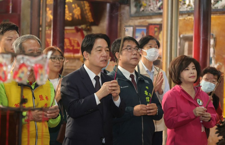 副總統前往「台南鹽水武廟」參香